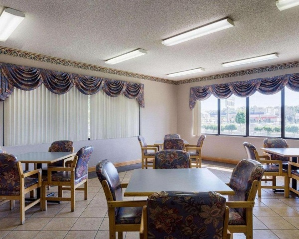 Econo Lodge Grenada image 3